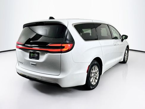 Used 2024 Chrysler Pacifica Touring-L FWD image 9