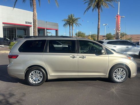 Used 2016 Toyota Sienna XLE w/ XLE Navigation Package image 8