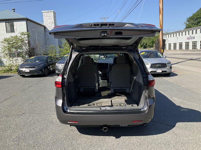 Used 2017 Toyota Sienna LE AWD/4WD image 12