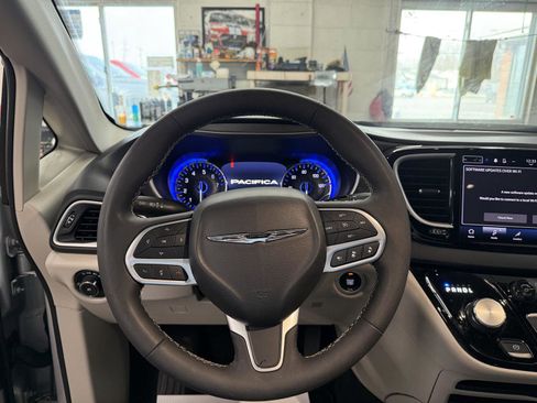 Used 2024 Chrysler Pacifica Touring-L image 14