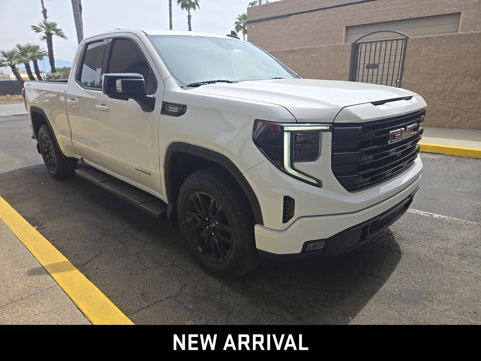 Used 2022 GMC Sierra 1500 Elevation w/ Preferred Package AWD/4WD image 3