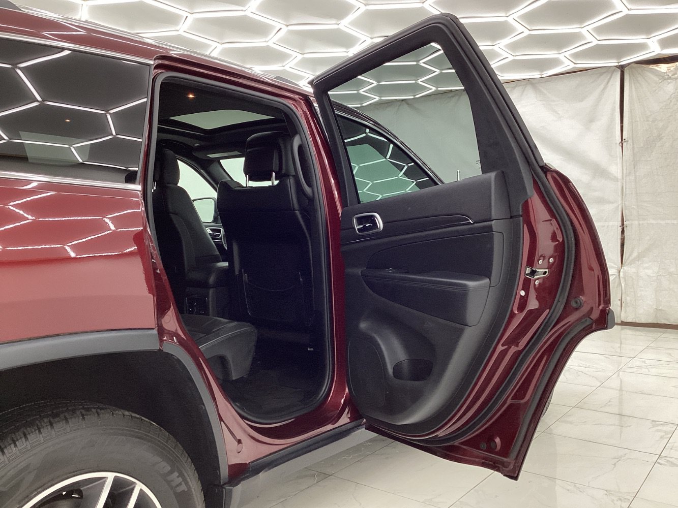 Used 2018 Jeep Grand Cherokee Limited AWD/4WD image 23