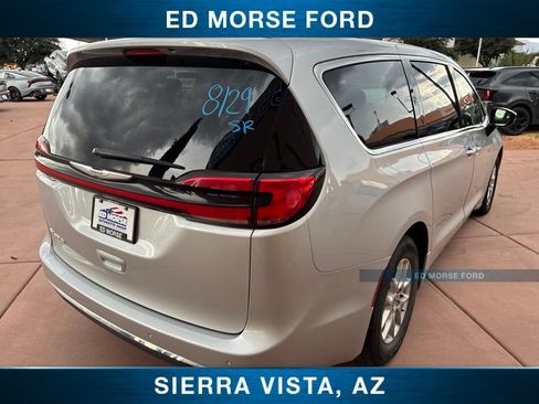 Used 2024 Chrysler Pacifica Touring-L FWD image 9