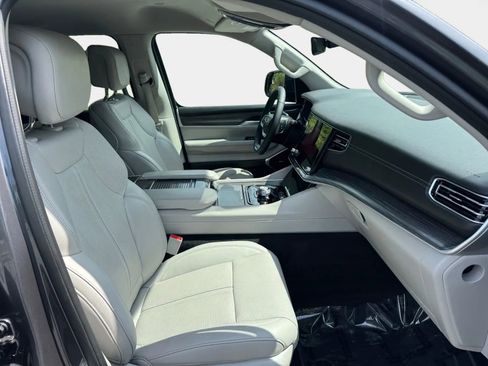 Used 2024 Jeep Wagoneer L Series II w/ Flexible Seating Group image 10