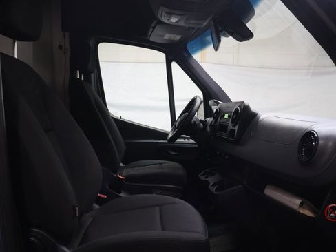 Used 2018 Mercedes-Benz Sprinter 2500 image 9