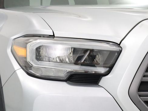 Used 2022 Toyota Tacoma TRD Off-Road AWD/4WD image 11