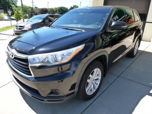 Used 2015 Toyota Highlander LE AWD/4WD image 4
