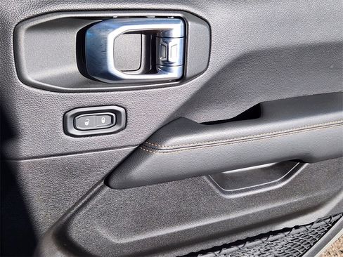 Used 2023 Jeep Gladiator Overland image 12