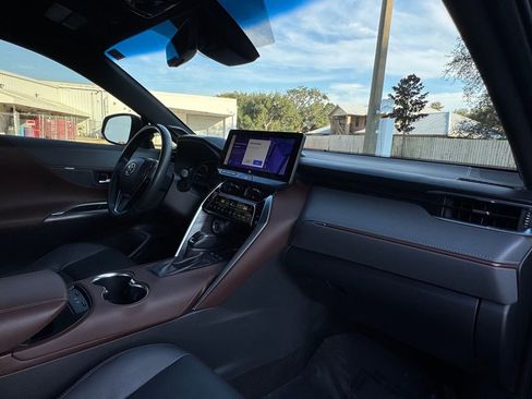 Used 2023 Toyota Venza XLE image 29