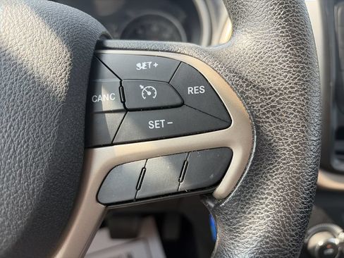 Used 2016 Jeep Cherokee Sport FWD image 22