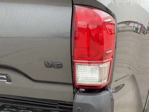 Used 2019 Toyota Tacoma TRD Sport w/ Technology Package image 6