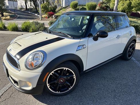 Used 2013 MINI Cooper S image 1