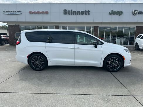 New 2026 Chrysler Pacifica Select image 6