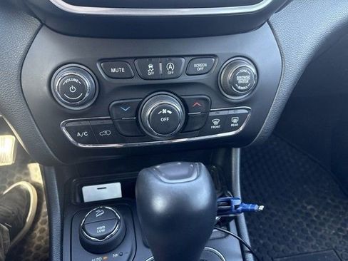 Used 2019 Jeep Cherokee Latitude Plus w/ Cold Weather Group AWD/4WD image 7