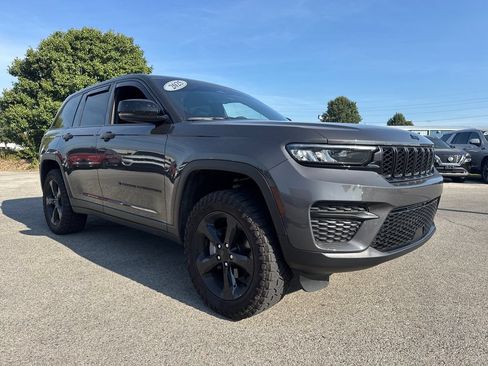 Used 2025 Jeep Grand Cherokee Altitude AWD/4WD image 9