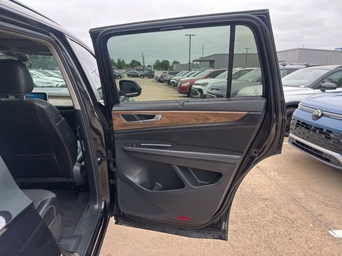 Used 2024 Volkswagen Atlas SE w/ Panoramic Sunroof Package FWD image 16