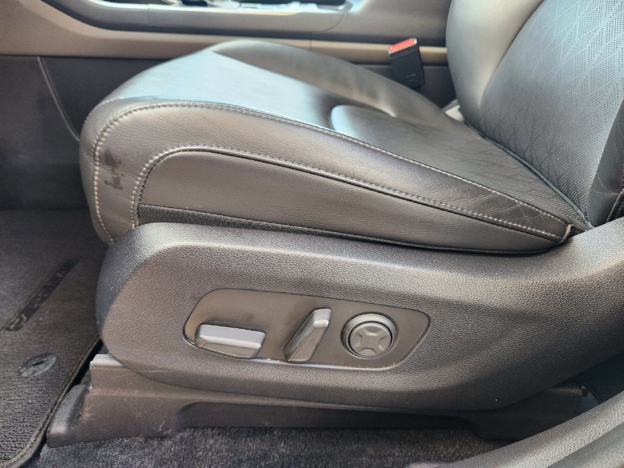 Used 2025 Kia Carnival FWD image 23