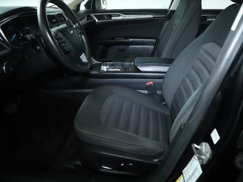 Used 2017 Ford Fusion SE w/ Fusion SE Technology Package image 18