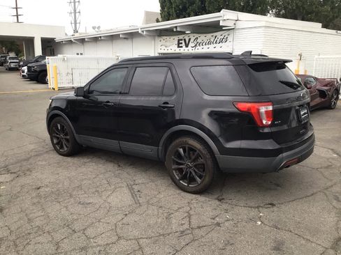 Used 2017 Ford Explorer XLT w/ Equipment Group 202A image 3