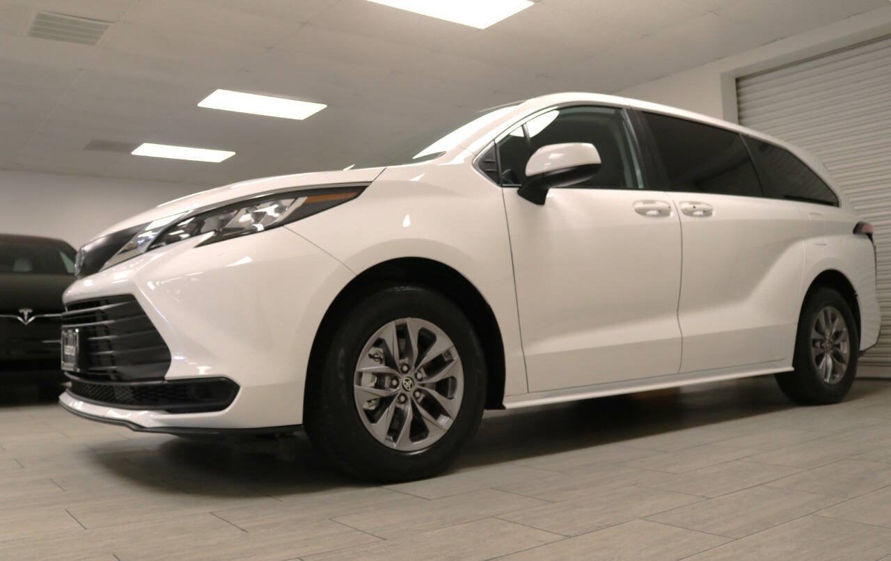 Used 2023 Toyota Sienna LE AWD/4WD image 3