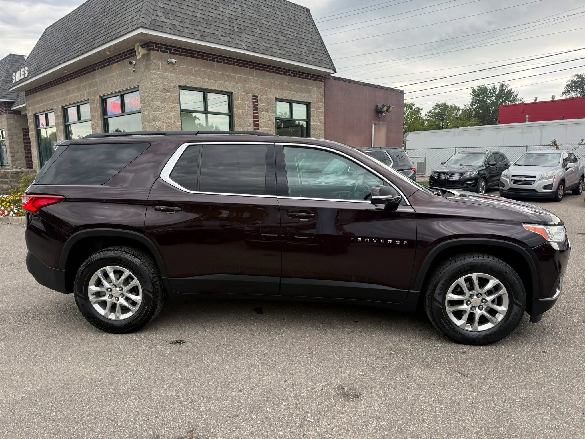Used 2020 Chevrolet Traverse LT FWD image 4
