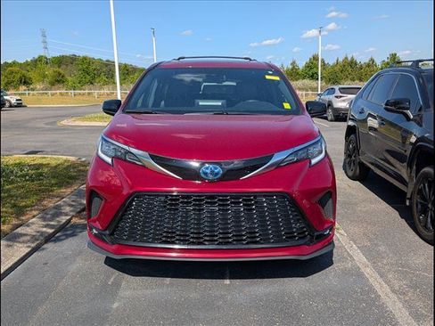 Used 2022 Toyota Sienna XSE image 3