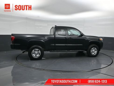 Used 2019 Toyota Tacoma SR image 3