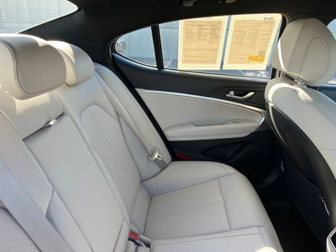 Used 2025 Genesis G70 2.5T image 37