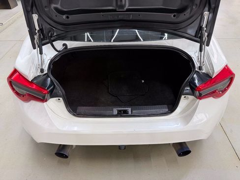Used 2017 Toyota 86 RWD image 7