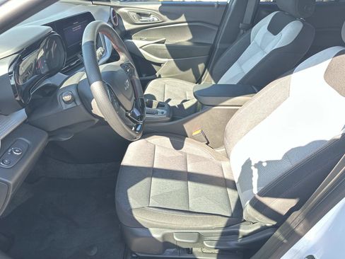 Certified 2024 Chevrolet Trax RS w/ Sunroof Package FWD image 18