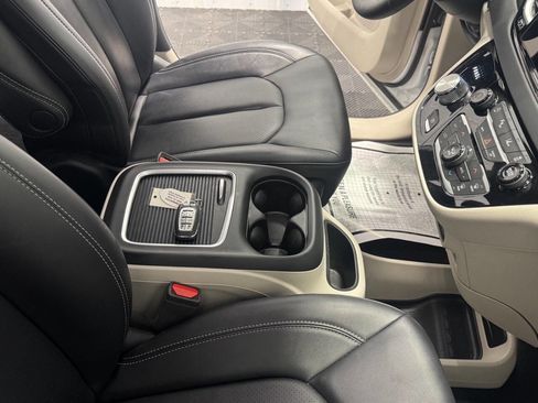 Used 2024 Chrysler Pacifica Touring-L FWD image 21