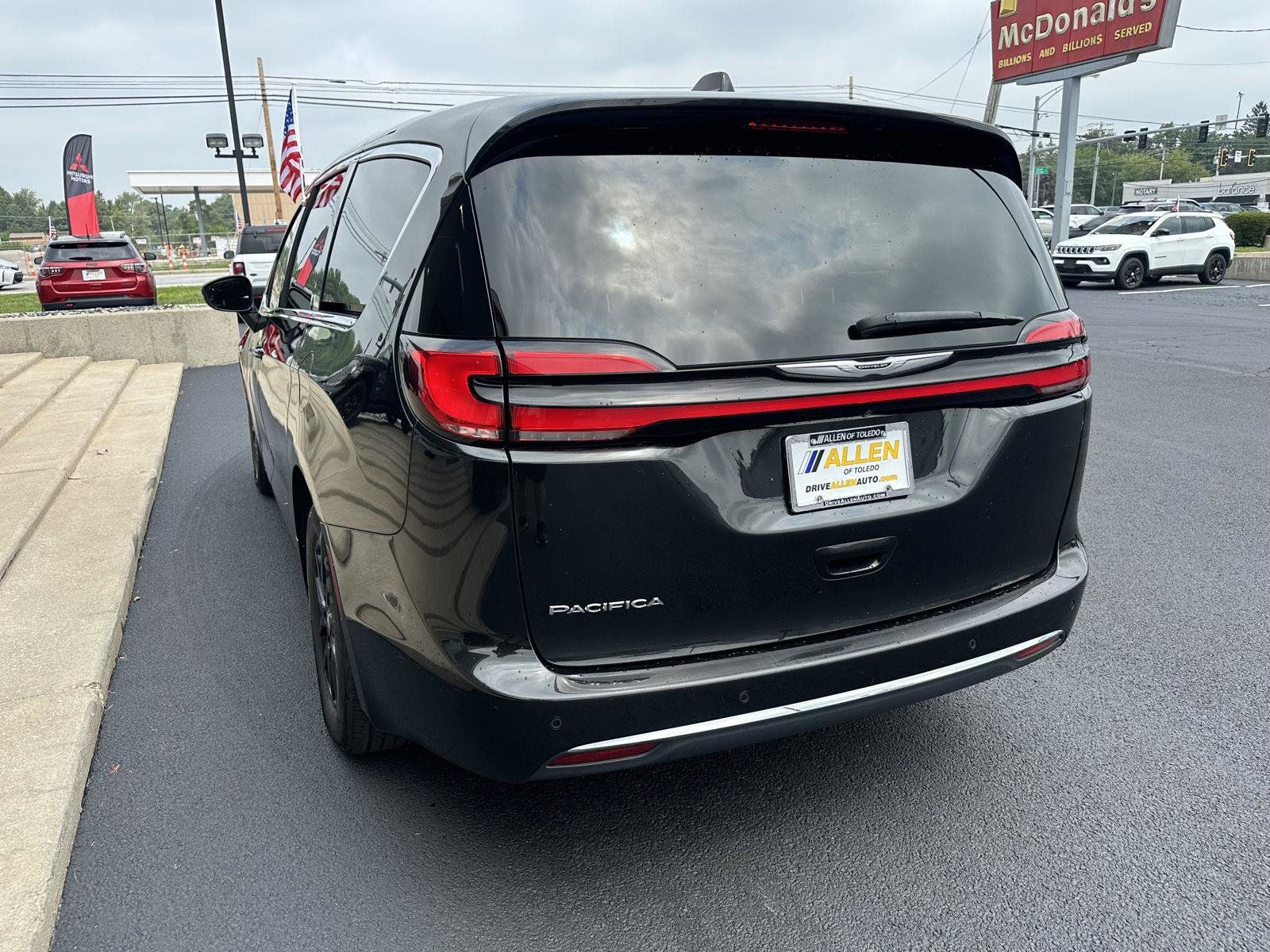 Used 2023 Chrysler Pacifica Touring-L FWD image 8