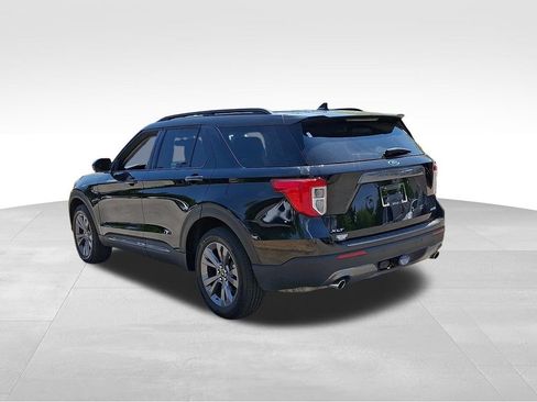 Used 2023 Ford Explorer XLT w/ Equipment Group 202A AWD/4WD image 4