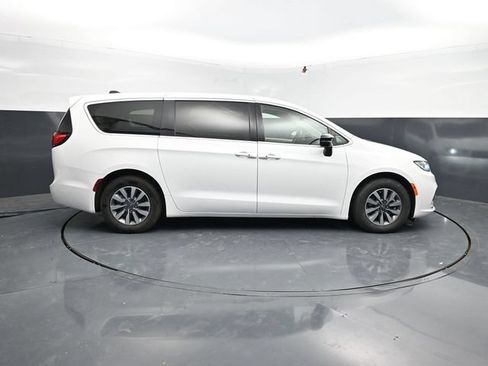 Used 2024 Chrysler Pacifica Limited FWD image 10
