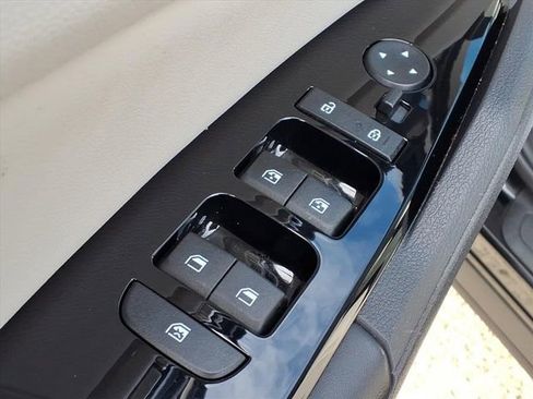 Used 2024 Kia Sportage EX image 19