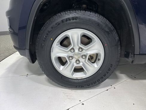 Used 2017 Jeep Grand Cherokee Laredo w/ Quick Order Package 23E AWD/4WD image 5