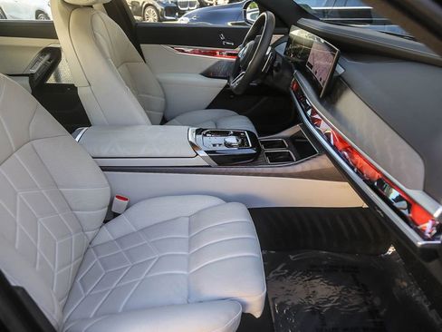 Used 2025 BMW 750e xDrive w/ Premium Package AWD/4WD image 13
