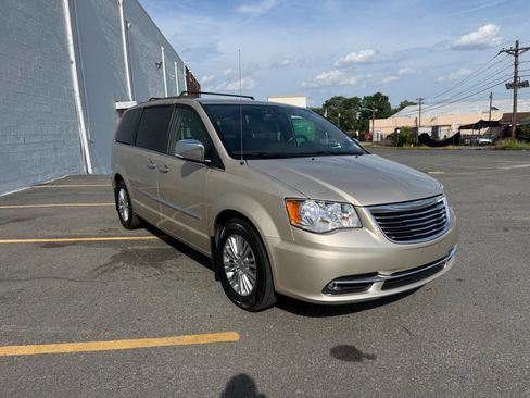 Used 2015 Chrysler Town & Country Touring-L w/ Driver Convenience Group FWD image 7