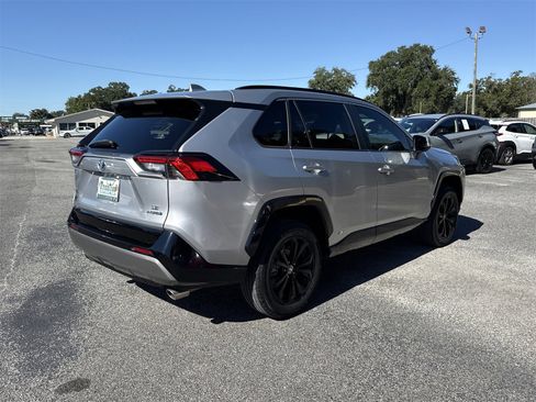 Used 2022 Toyota RAV4 SE w/ Convenience Package image 5