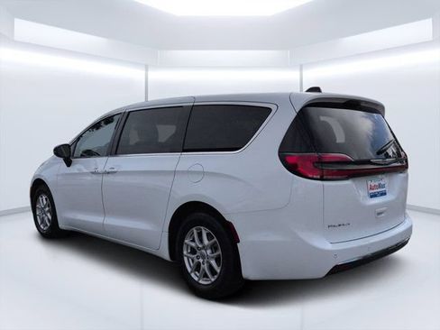 Used 2025 Chrysler Pacifica Select FWD image 5