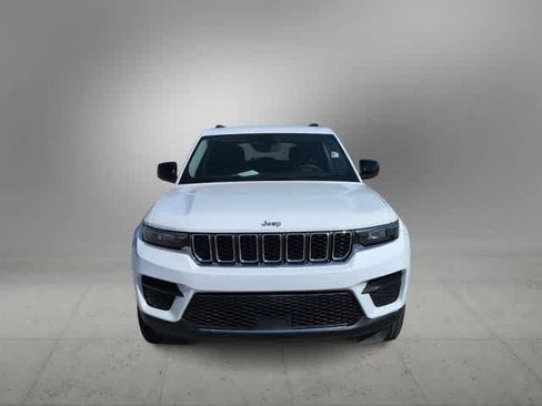 Used 2023 Jeep Grand Cherokee Laredo AWD/4WD image 3