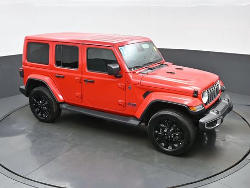 Used 2025 Jeep Wrangler Unlimited Sahara AWD/4WD image 40