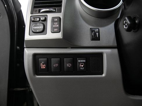 Used 2016 Toyota Sequoia Platinum AWD/4WD image 32