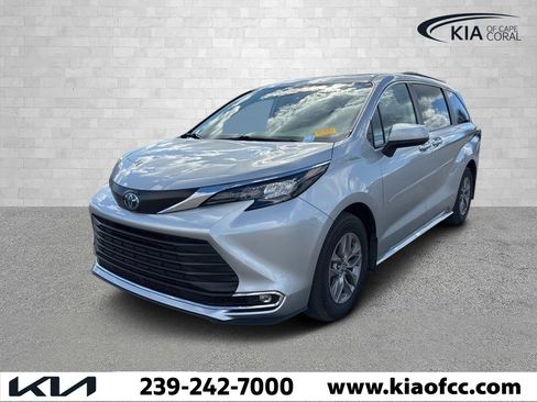 Used 2024 Toyota Sienna XLE image 1