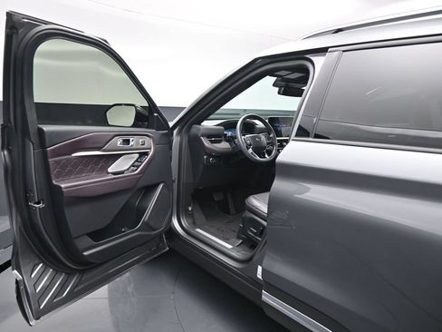 Certified 2025 Ford Explorer Platinum w/ Ultimate Package AWD/4WD image 9