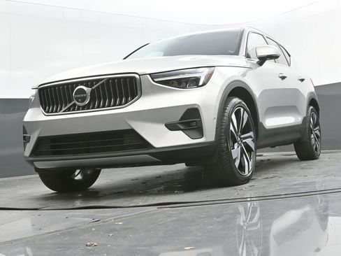 Certified 2025 Volvo XC40 B5 Plus image 25
