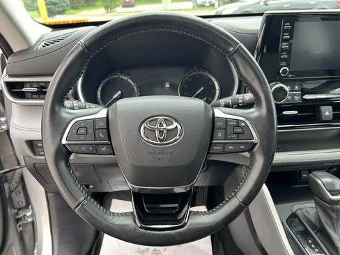 Used 2020 Toyota Highlander XLE AWD/4WD image 23