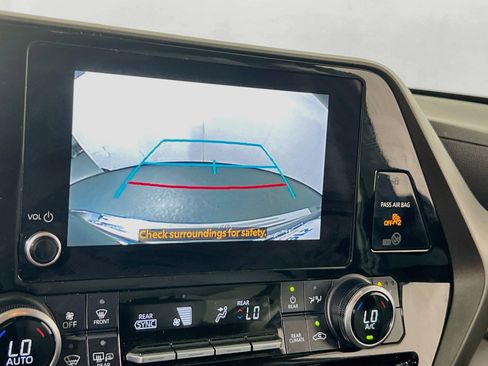 Used 2023 Toyota Highlander XLE AWD/4WD image 14