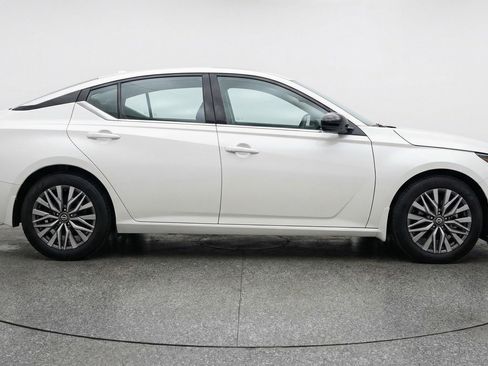 Used 2025 Nissan Altima 2.5 SV image 11