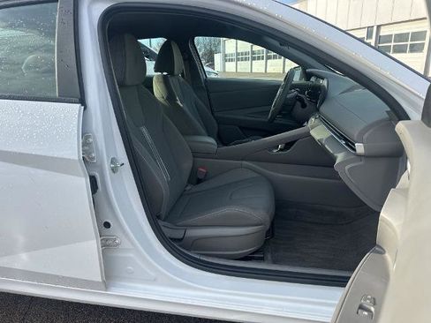 Used 2024 Hyundai Elantra SEL image 17